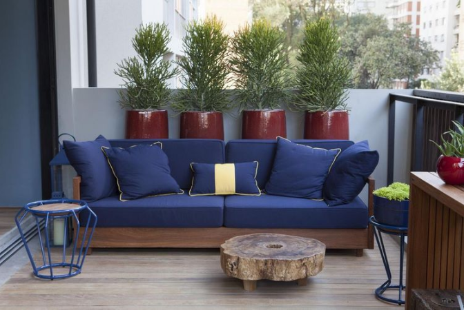 sofá azul em varanda