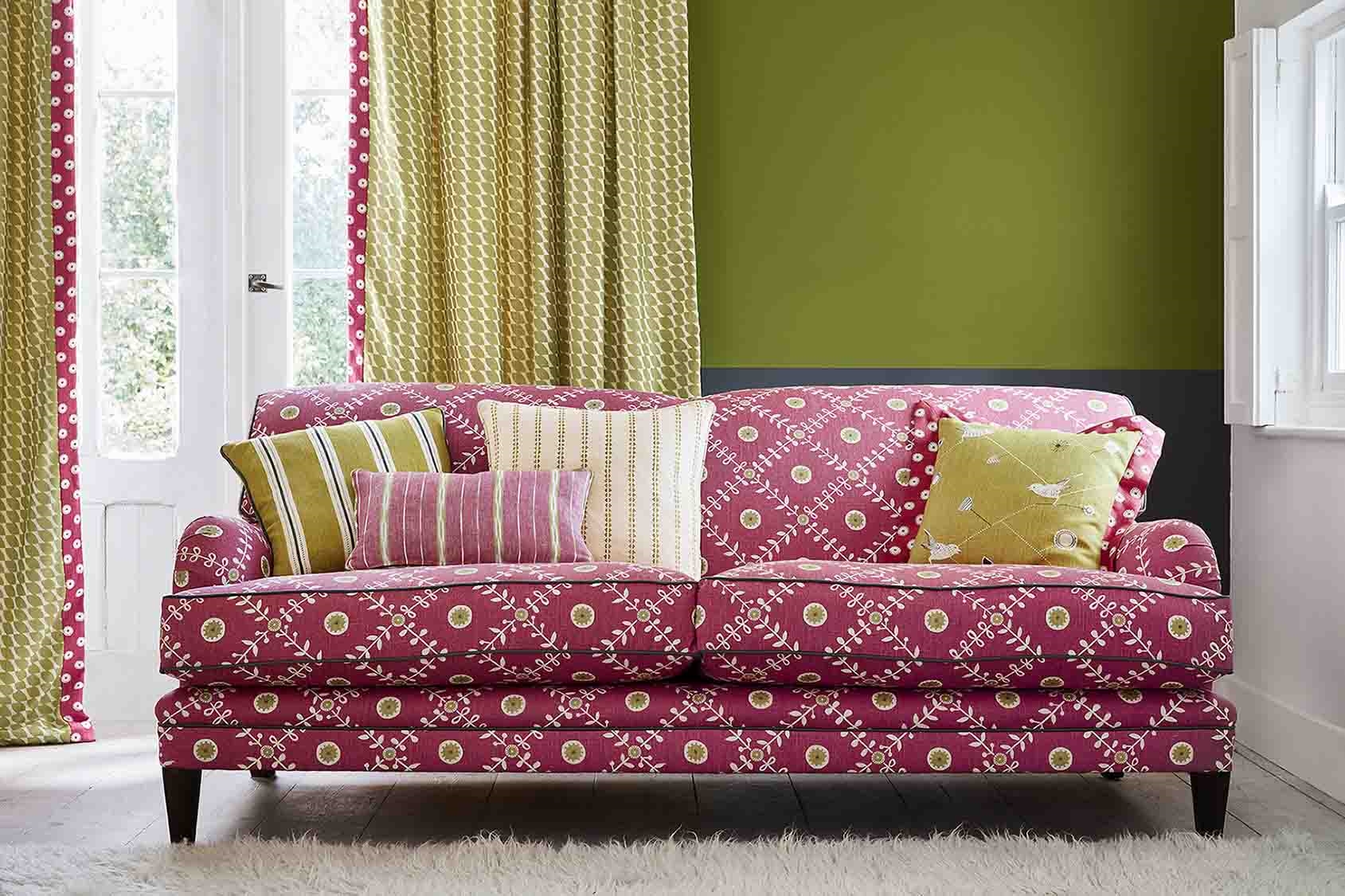 sofá com estampa rosa