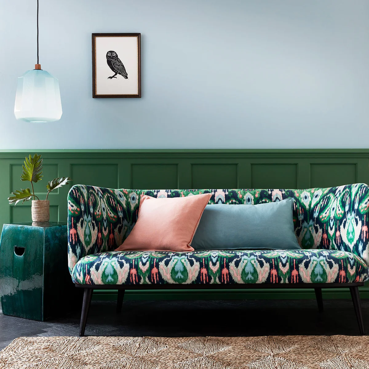 sofá estampado com almofadas lisas