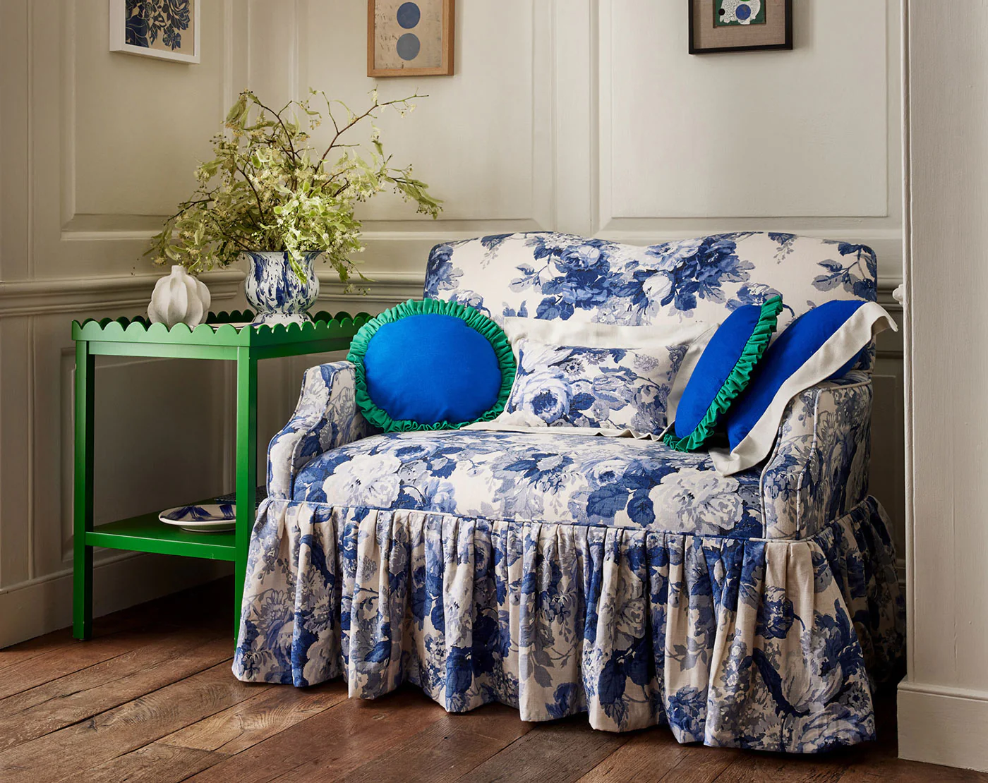 sofá pequeno com estampa azul e branca