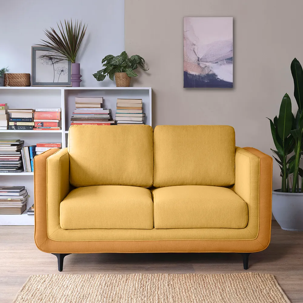 sofá pequeno em tom amarelo