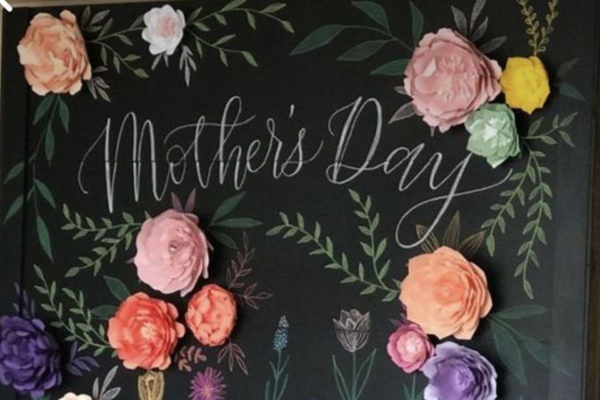 quadro negro com mensagem de Dia das Mães e flores de papel coladas