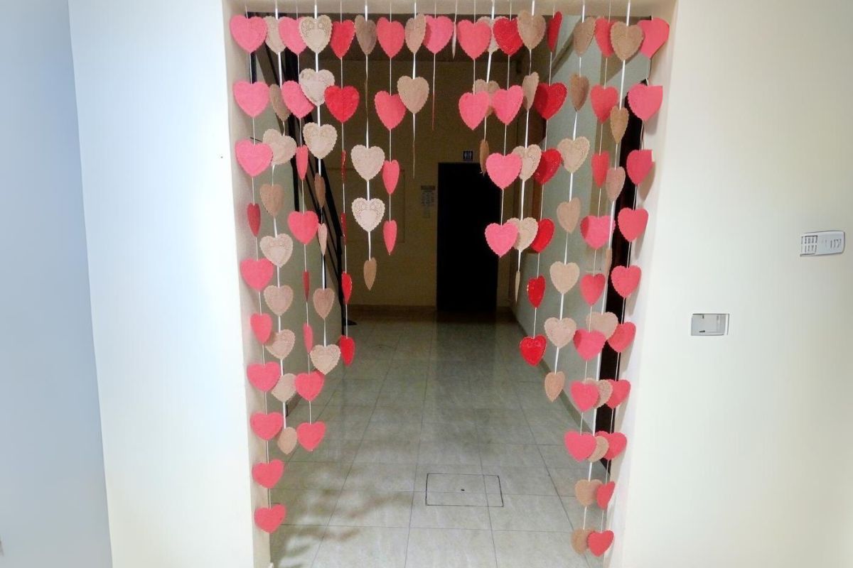 cortina de corações de papel