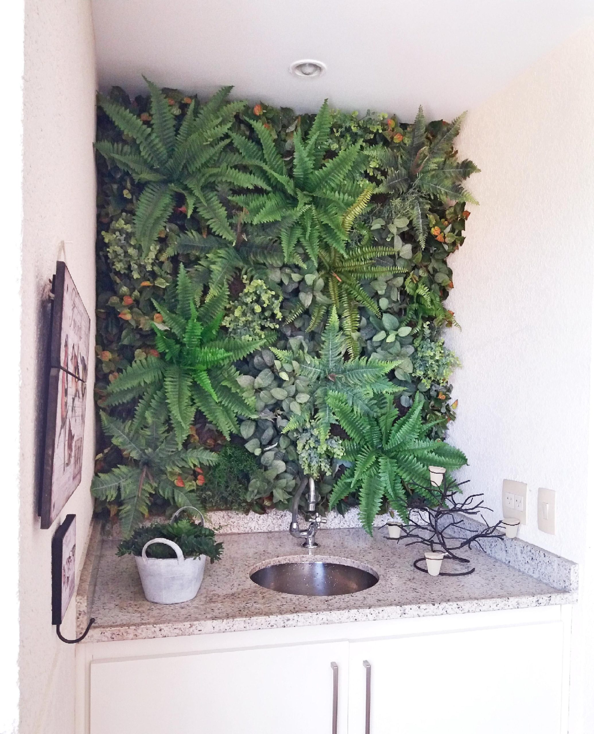 lavabo com parede viva de plantas