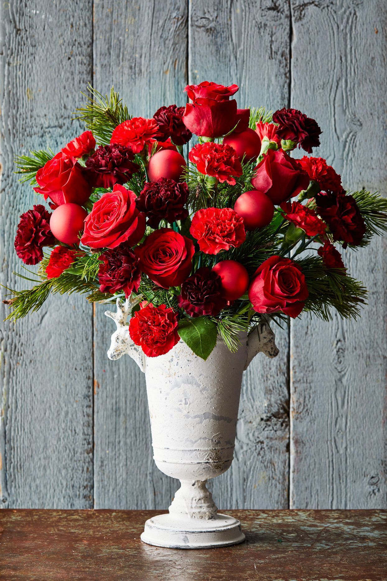 rosas e cravos vermelhos em vaso