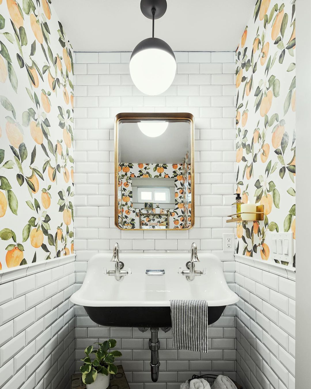 lavabo com subway tiles e papel de parede
