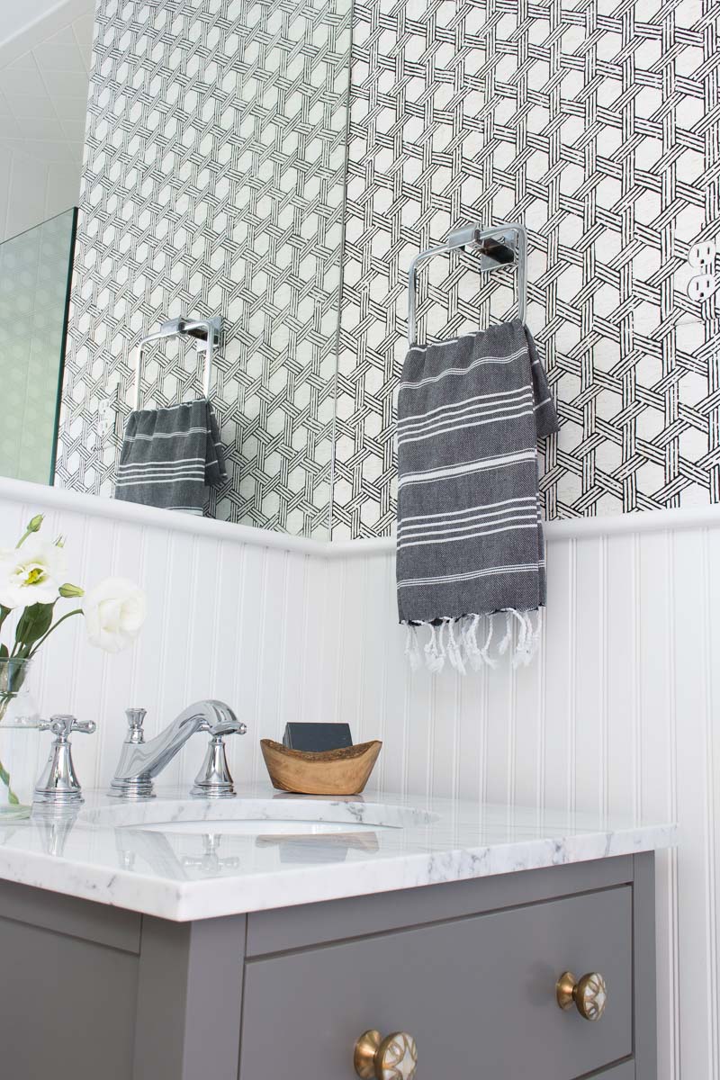 papel de parede geométrico preto e branco em lavabo